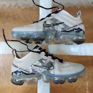 Barely worn Nike Air VaporMax SE Floral Vast Grey Black CD7094-001 Women's 6